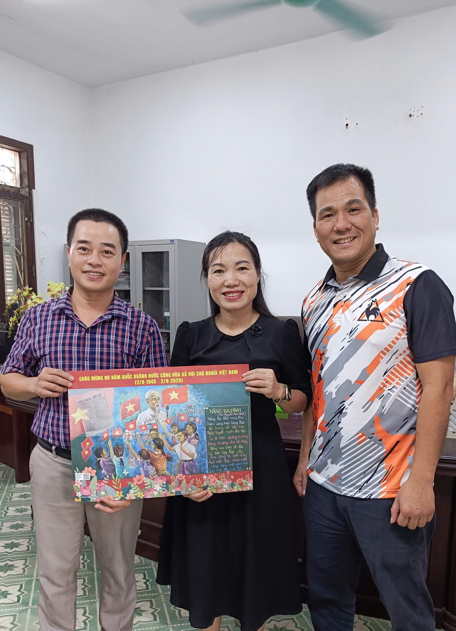 Anh Phan Cao Cường - Đại diện Báo Thiếu niên Tiền phong và Nhi đồng trân trọng tặng phụ bản đặc biệt đến tay thầy giáo, họa sĩ Nguyễn Trí Hạnh.