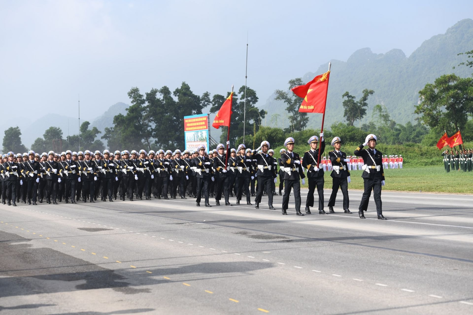 Người dân khi đi xem diễu binh, diều hành sẽ được phục vụ đồ ăn, nước uống miễn phí Người dân khi đi xem diễu binh, diều hành sẽ được phục vụ đồ ăn, nước uống miễn phí