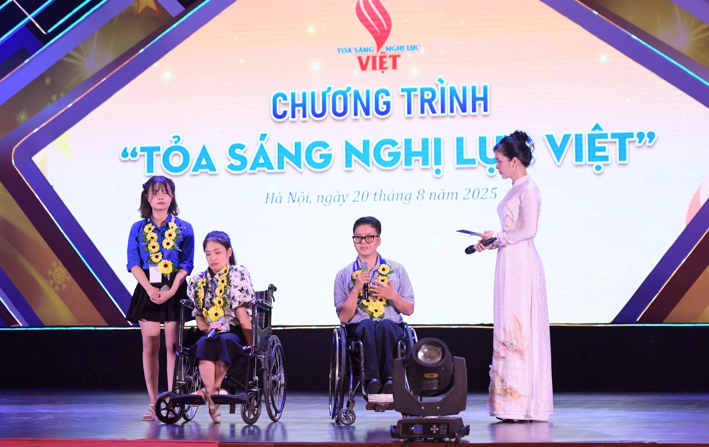 Các đại biểu giao lưu tại Lế tuyên dương Tỏa sáng Nghị lực Việt Các đại biểu giao lưu tại Lế tuyên dương Tỏa sáng Nghị lực Việt