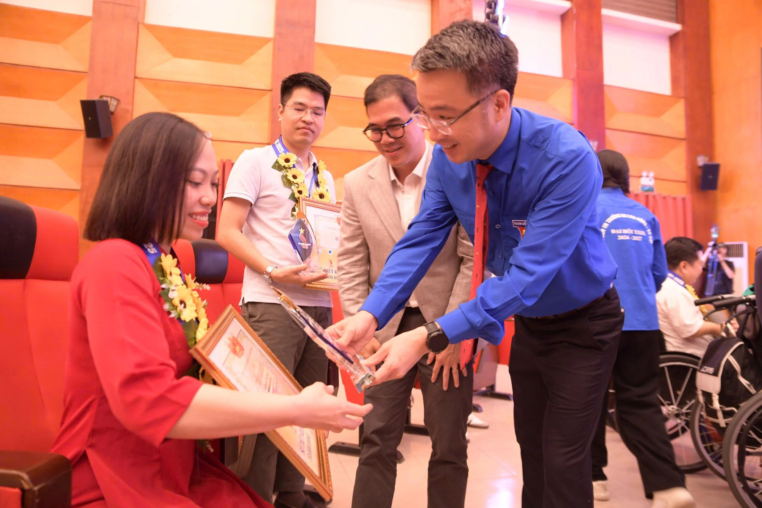Anh Nguyễn Tường Lâm trao quà cho đại biểu được tôn vinh tại chương trình Anh Nguyễn Tường Lâm trao quà cho đại biểu được tôn vinh tại chương trình