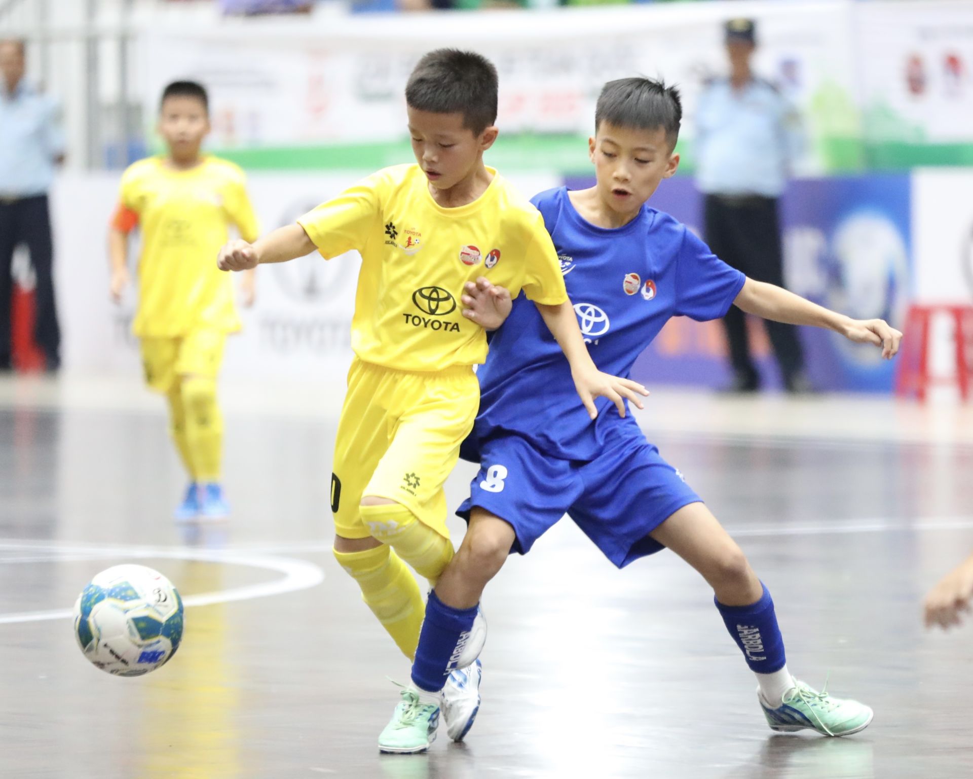 U9 SLNA (vàng) xuất sắc vượt qua U9 Ban Mê Ngọc Hùng, ghi tên vào chơi bán kết.