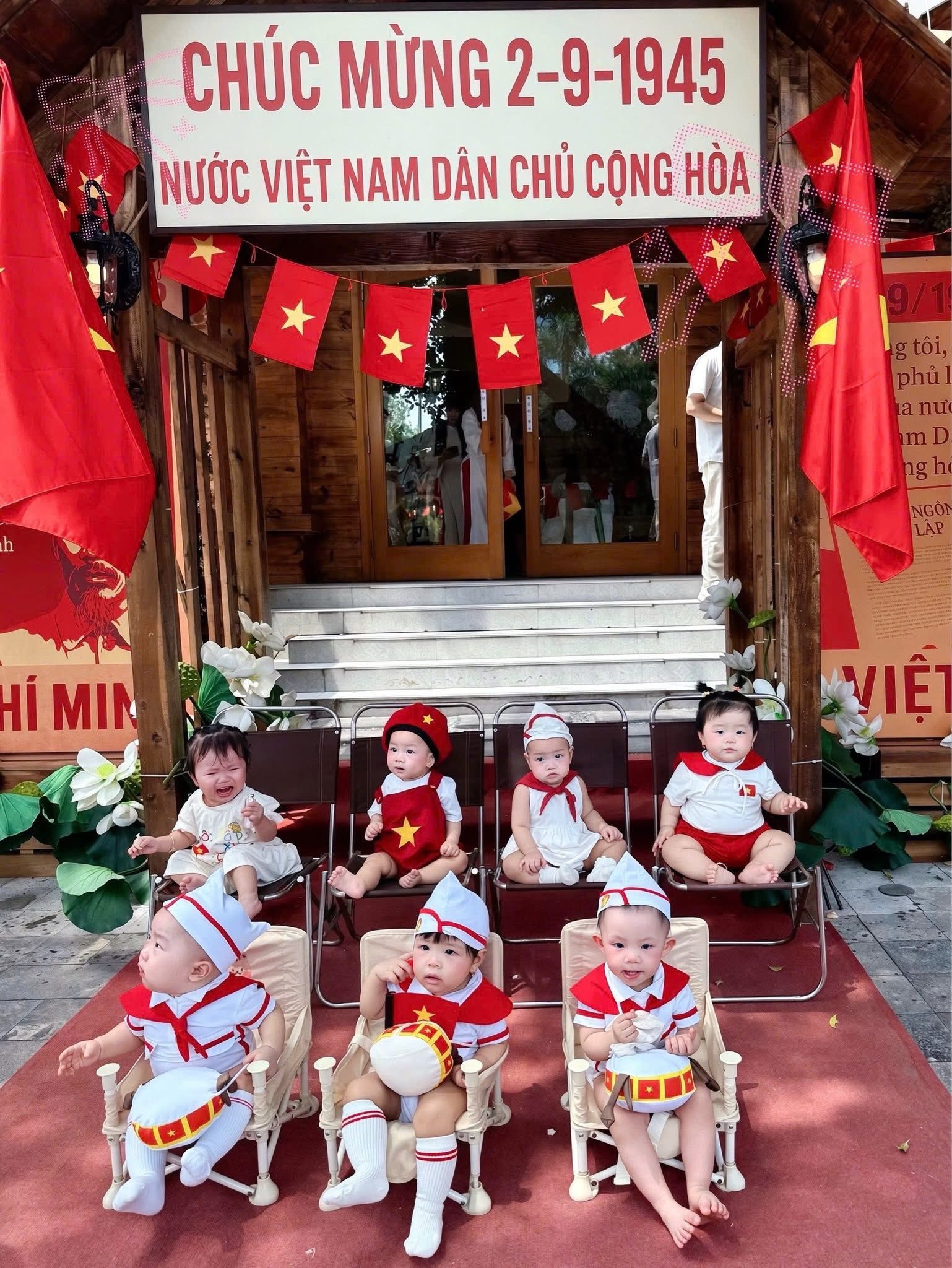 Quán Cheka ở Dương Nội thiết kế lối vào và một số không gian trong quán bằng cờ Tổ quốc và Quốc hiệu ngày đầu lập nước, thu hút đông đảo người dân đến 