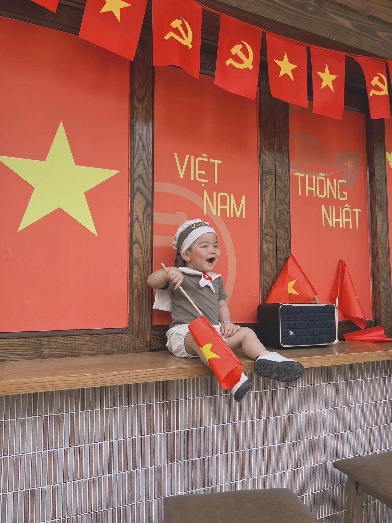Mỗi quán cà phê đều có nhứng góc cực xinh với chủ đề 2/9. Chẳng thế mà dân tình 
