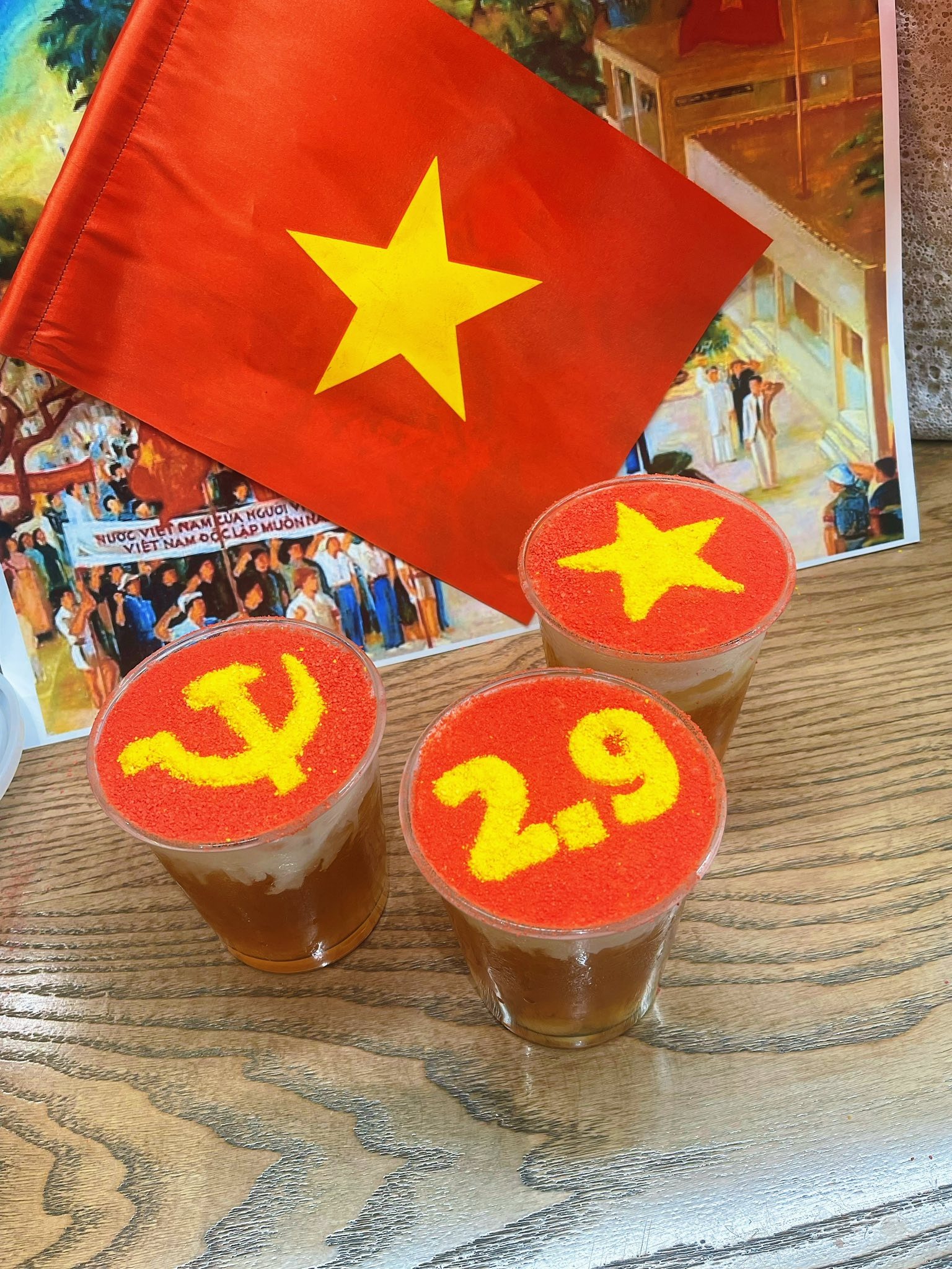Với Kamon Kafe trên phố Thụy Khuê, đồ uống gây ấn tượng với cờ Tổ quốc, cờ búa liềm và ngày 2/9 được trang trí trên đồ uống.