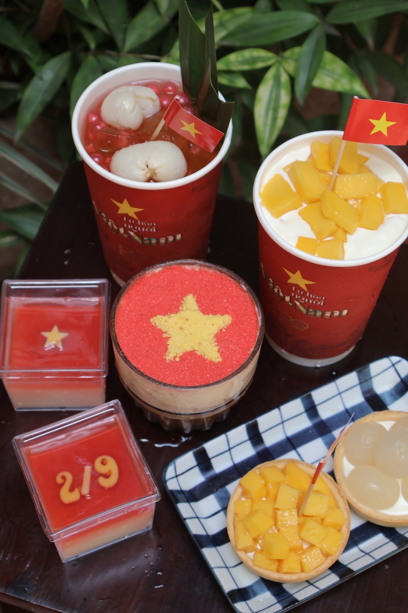 Ở quán Ro Coffee trên phố Hàng Mã, cốc và thức uống được cập nhật thêm cờ Tổ quốc, tạo sự bất ngờ cho những những người khách đến với nơi đây.