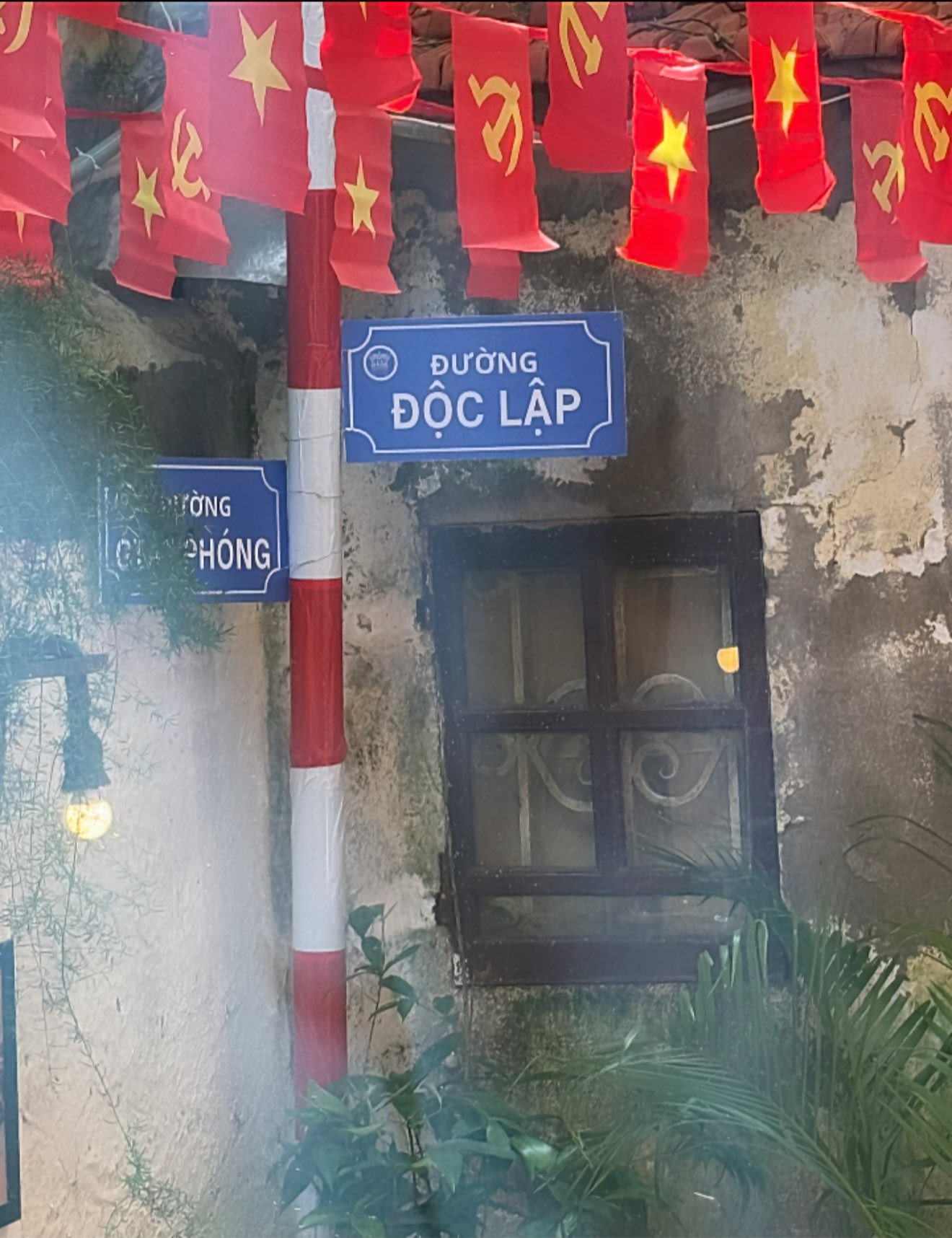 The La Coffee trên đường Trần Quang Diệu sáng tạo với tên đường 