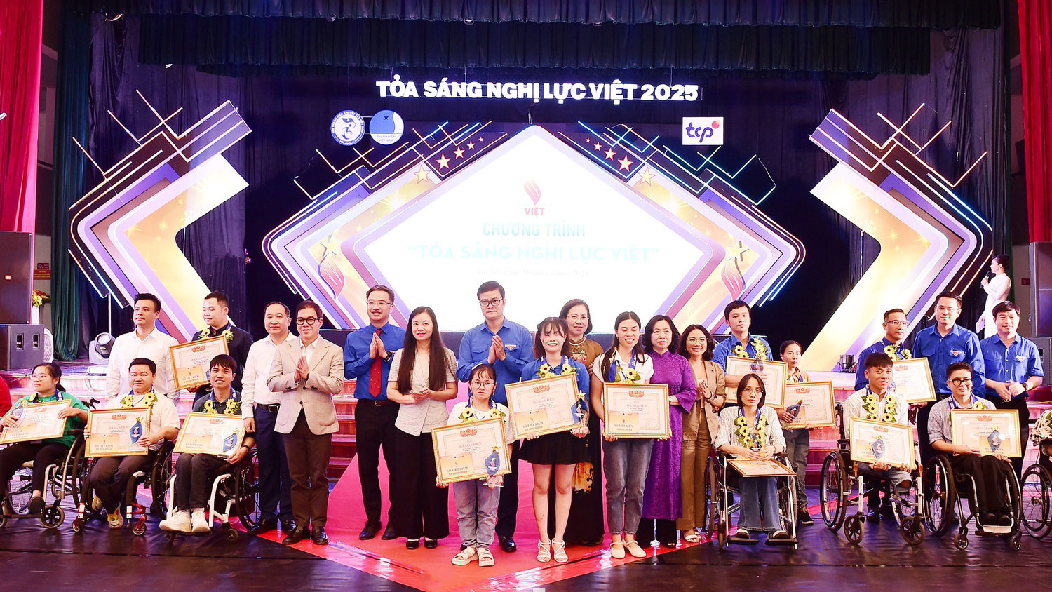 Vinh danh 25 thanh niên khuyết tật truyền cảm hứng nghị lực sống