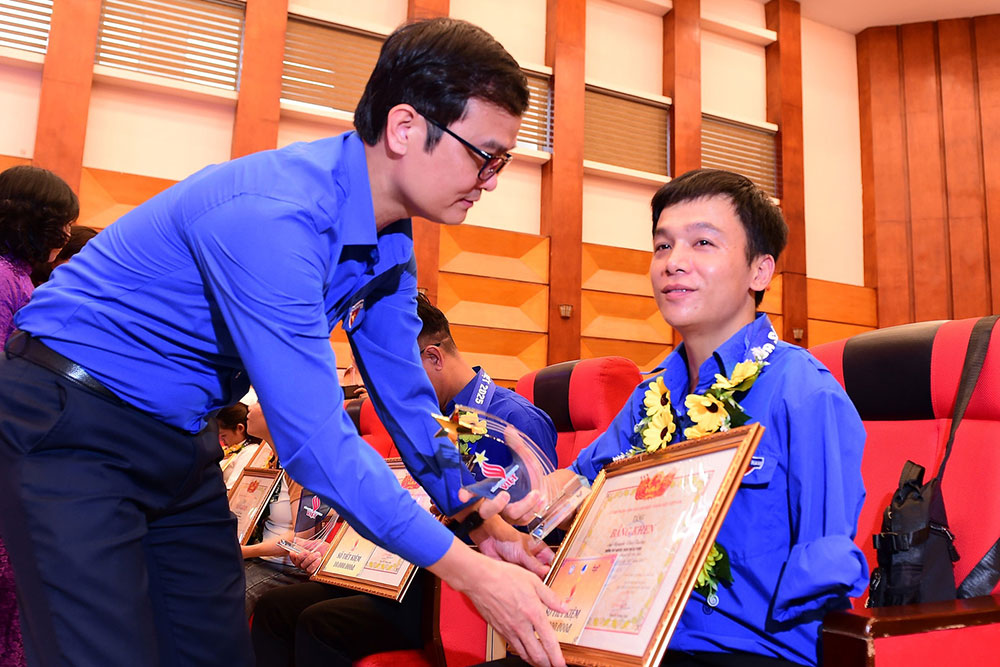 Anh Bùi Quang Huy trao phần thưởng cho thanh niên được tuyên dương tại chương trình Anh Bùi Quang Huy trao phần thưởng cho thanh niên được tuyên dương tại chương trình
