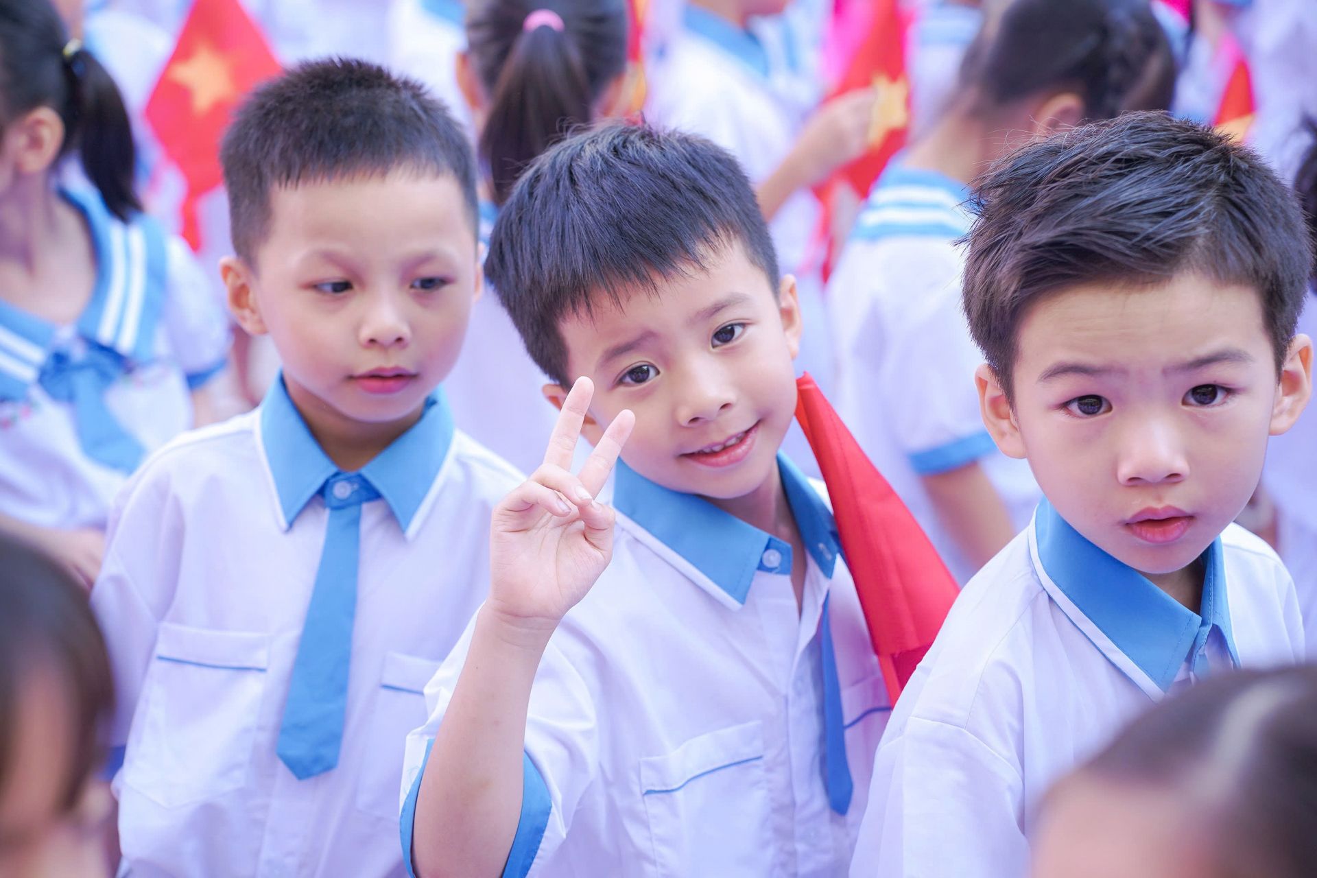 Dù còn nhiều bỡ ngỡ trong ngày đầu tiên, các em nhỏ đều tỏ ra háo hức, vui tươi trong vòng tay chào đón của thầy cô và bạn bè mới Dù còn nhiều bỡ ngỡ trong ngày đầu tiên, các em nhỏ đều tỏ ra háo hức, vui tươi trong vòng tay chào đón của thầy cô và bạn bè mới