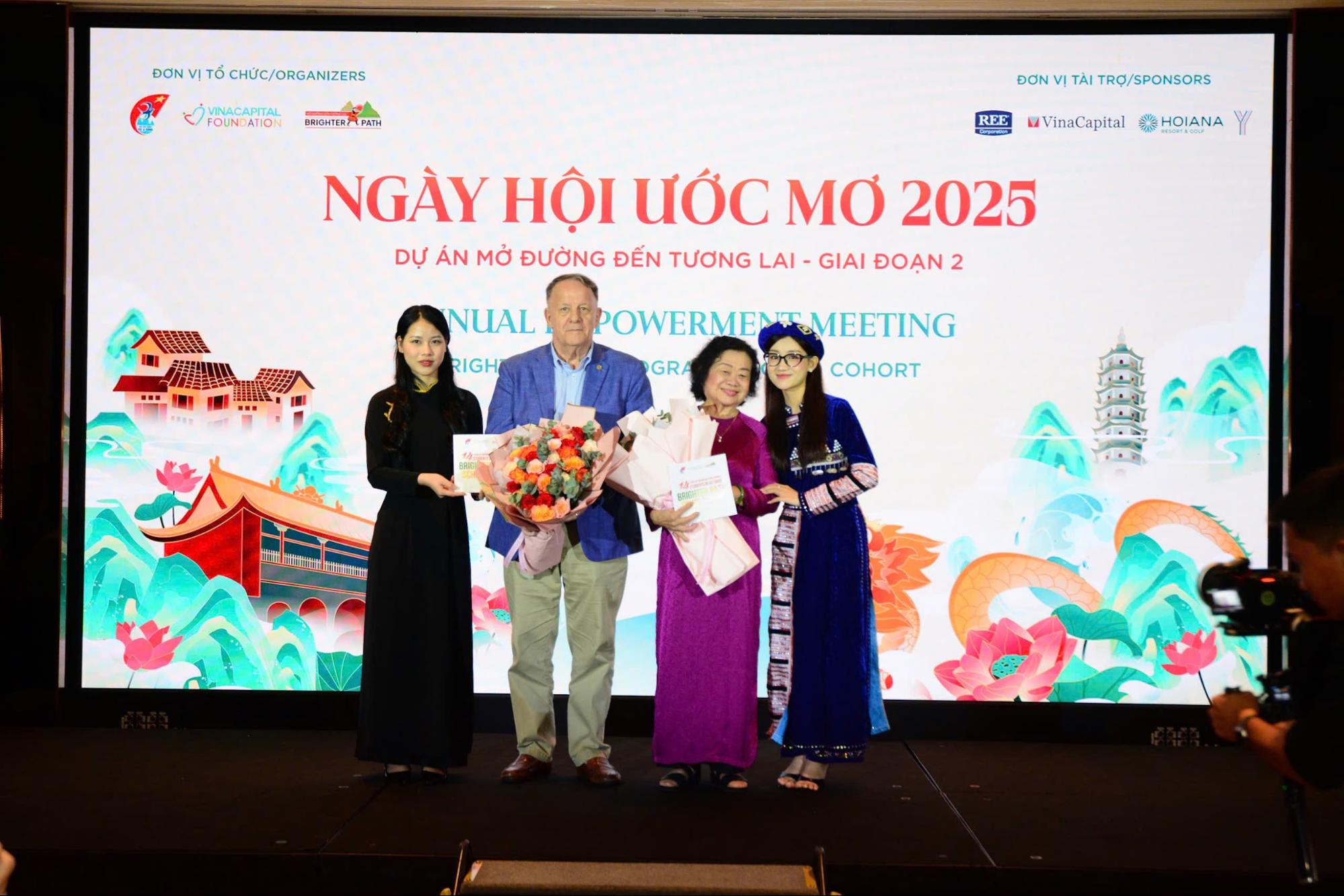 Những tấm thiệp nhỏ được trao tận tay bác Trương Mỹ Hoa, ông Rad Kivette cùng đại diện nhà sáng lập, nhà tài trợ… thay lời tri ân. Những tấm thiệp nhỏ được trao tận tay bác Trương Mỹ Hoa, ông Rad Kivette cùng đại diện nhà sáng lập, nhà tài trợ… thay lời tri ân.