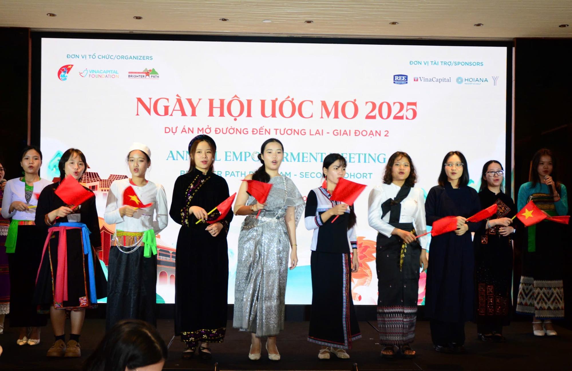 Tiết mục văn nghệ đầy màu sắc của các bạn nữ sinh. (Ảnh: Trần Thành) Tiết mục văn nghệ đầy màu sắc của các bạn nữ sinh. (Ảnh: Trần Thành)