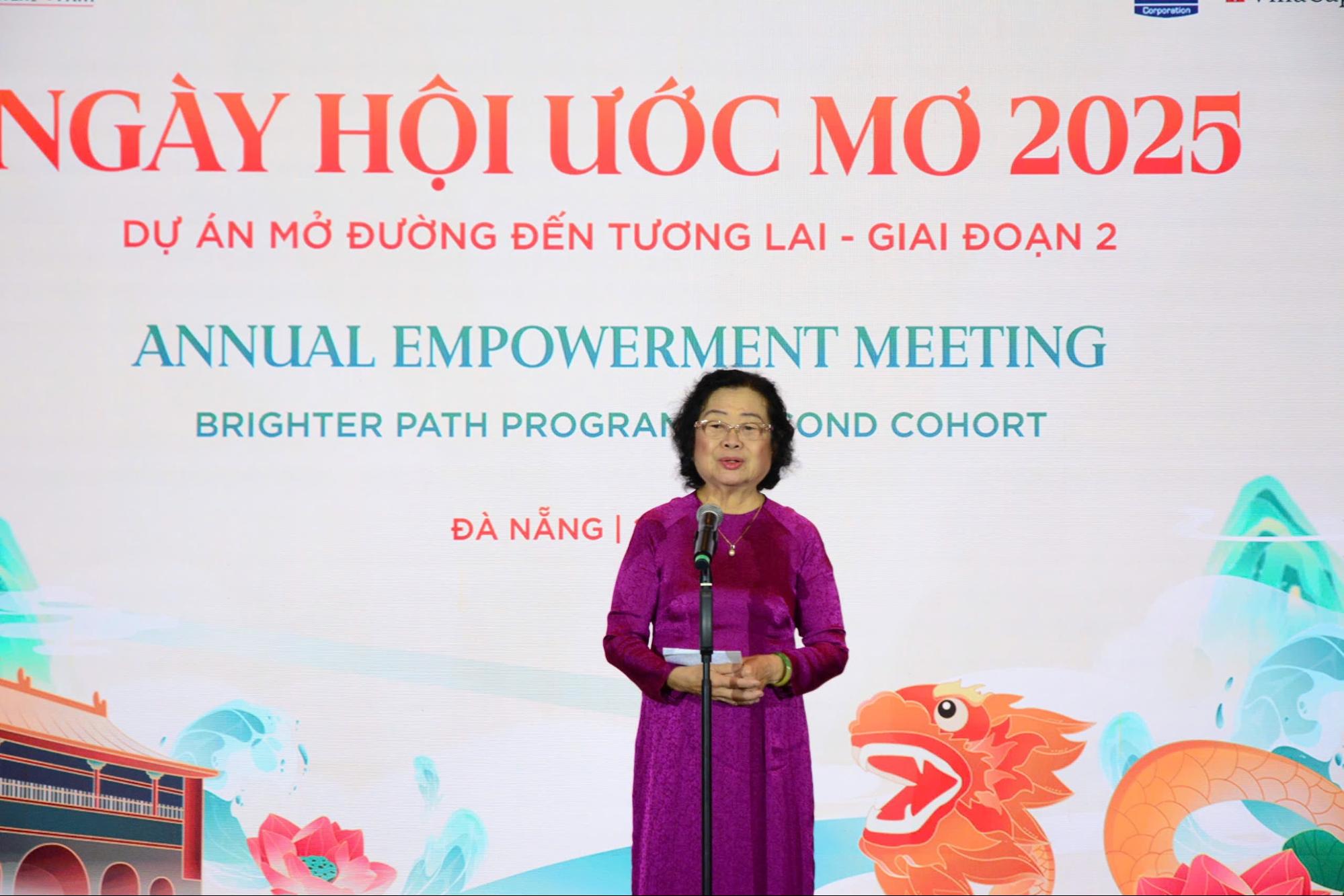 Bác Trương Mỹ Hoa gửi lời cảm ơn đến những người đồng hành cùng dự án “Mở đường đến Tương lai”. Bác Trương Mỹ Hoa gửi lời cảm ơn đến những người đồng hành cùng dự án “Mở đường đến Tương lai”.
