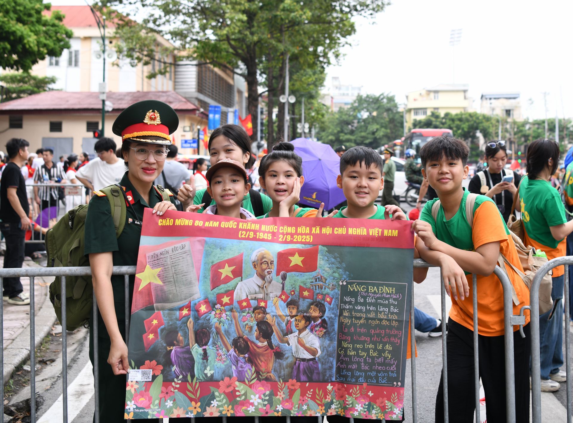 Các bạn thiếu nhi trong CLB Sao Tuổi Thơ biểu diễn tại sự kiện A80 check-in cùng phụ bản đặc biệt của Báo TNTP&NĐ.