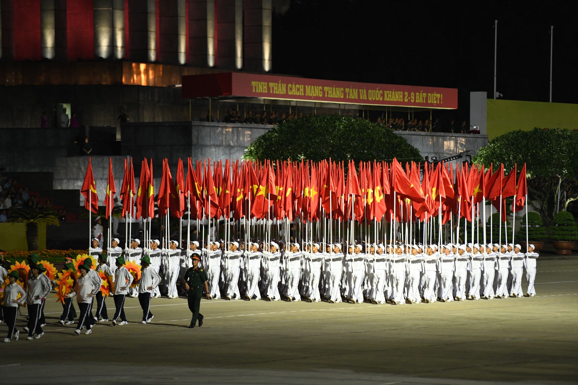 Khối cờ Đảng, cờ Tổ quốc.