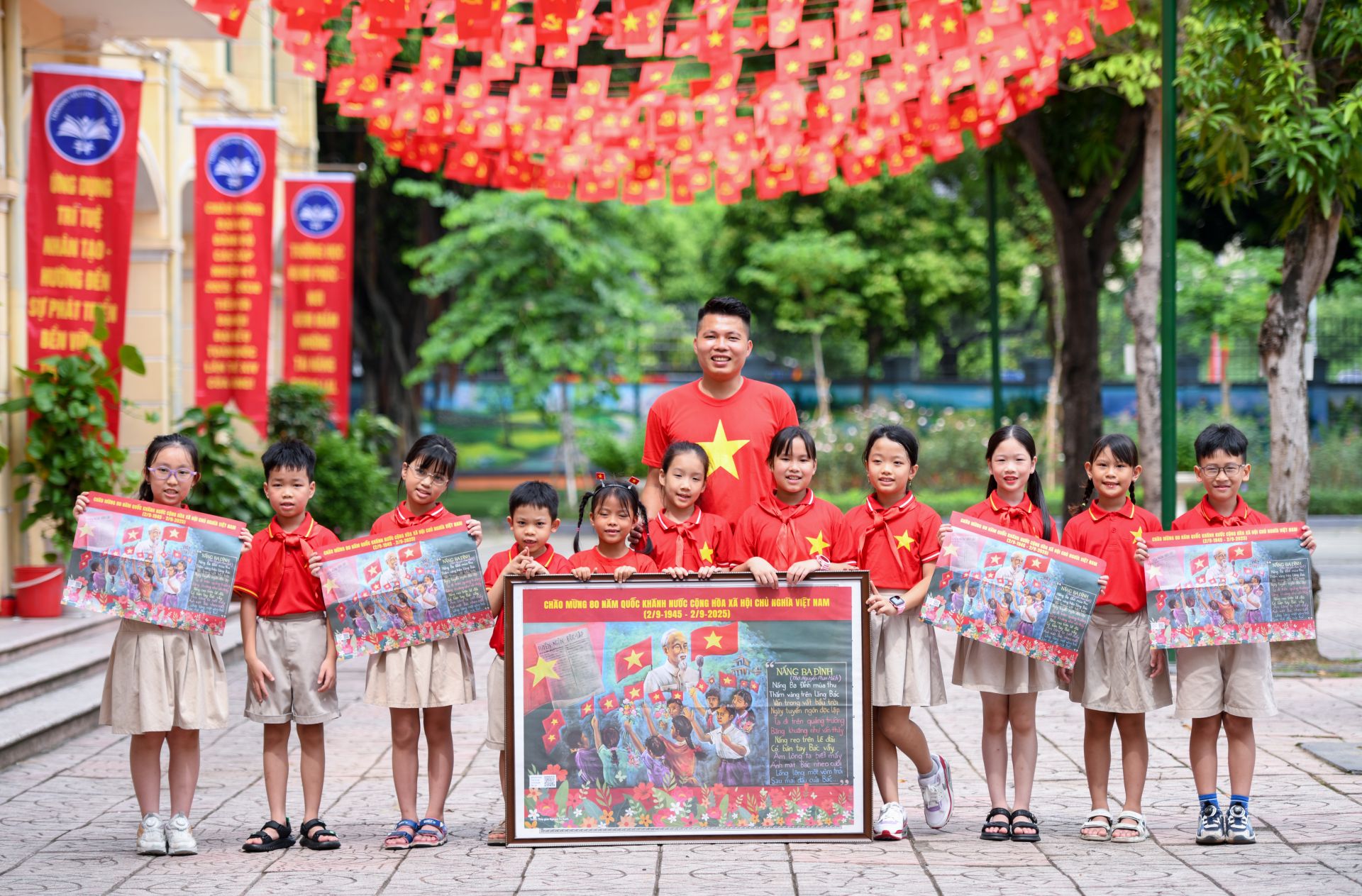 Thầy TPT Nguyễn Công Thành và các bạn học sinh trường Tiểu học Trung Yên