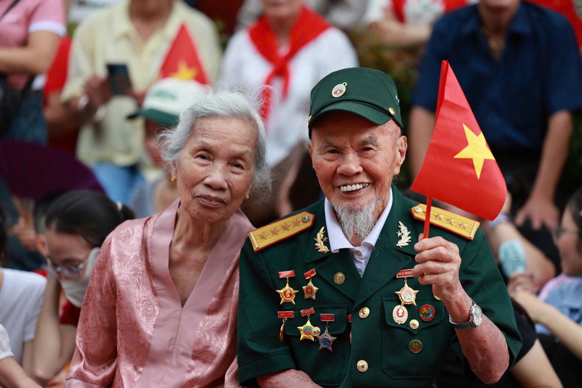 Ông Vũ Xuân Huyên sinh năm 1938 (Thái Bình) là cựu chiến binh đi cùng vợ tới xem diễu binh, diễu hành.