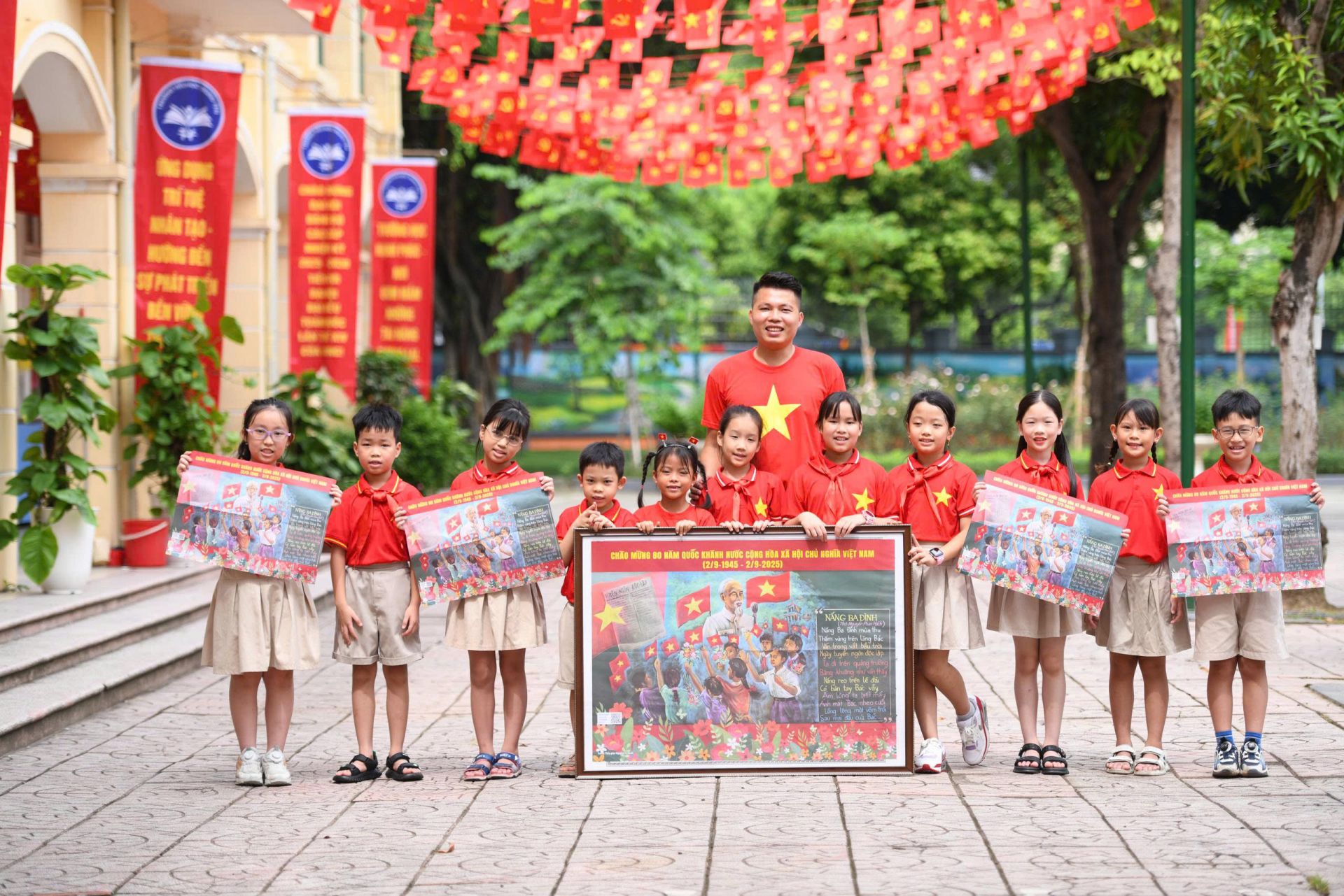 Thầy trò Trường Tiểu học Trung Yên (Hà Nội) rạng rỡ check-in cùng phụ bản đặc biệt của Báo Thiếu niên Tiền phong và Nhi đồng, hòa chung không khí tự hào kỷ niệm 80 năm Quốc khánh.