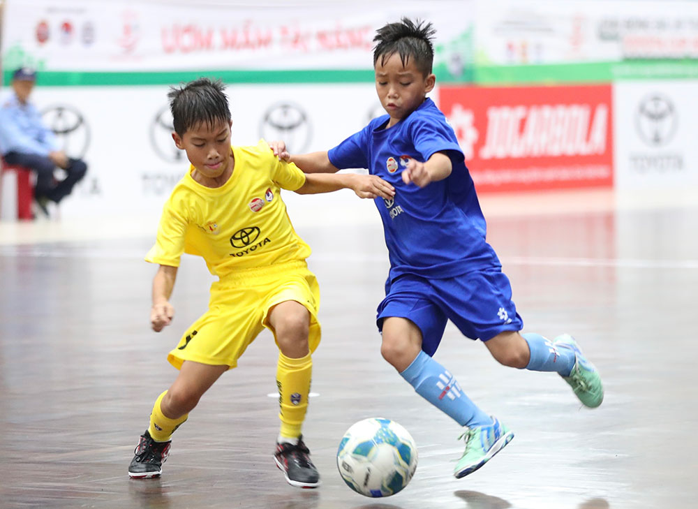 U9 Việt Hùng Thanh Hoá (xanh) làm chủ thế trận trước U9 CLB Hà Nội. U9 Việt Hùng Thanh Hoá (xanh) làm chủ thế trận trước U9 CLB Hà Nội.