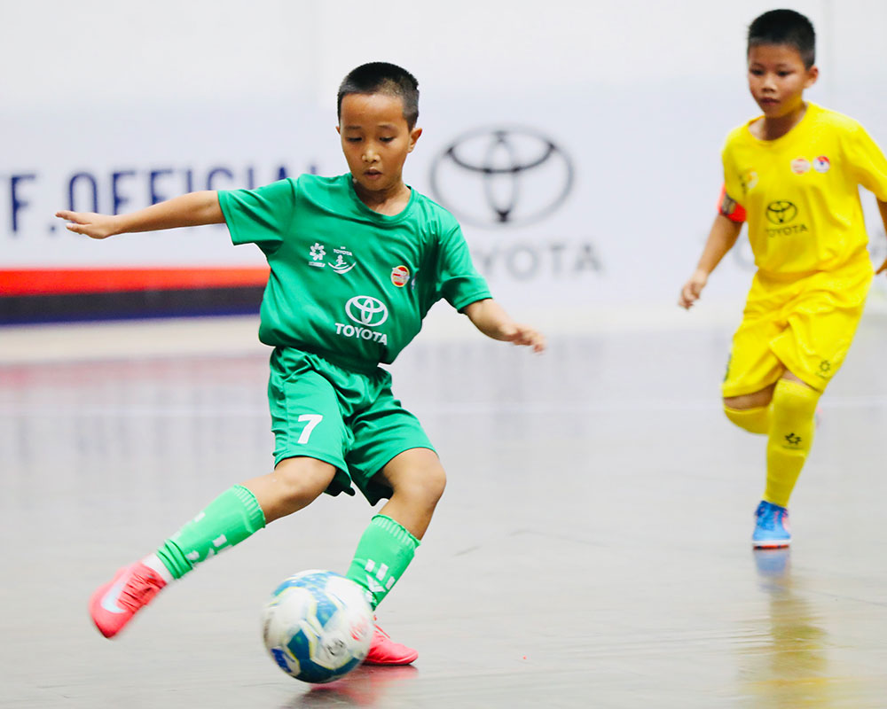 Tiền đạo Thái Tuấn (7) ghi bàn mở tỷ số cho U9 Văn Tâm Đồng Nai. Tiền đạo Thái Tuấn (7) ghi bàn mở tỷ số cho U9 Văn Tâm Đồng Nai.