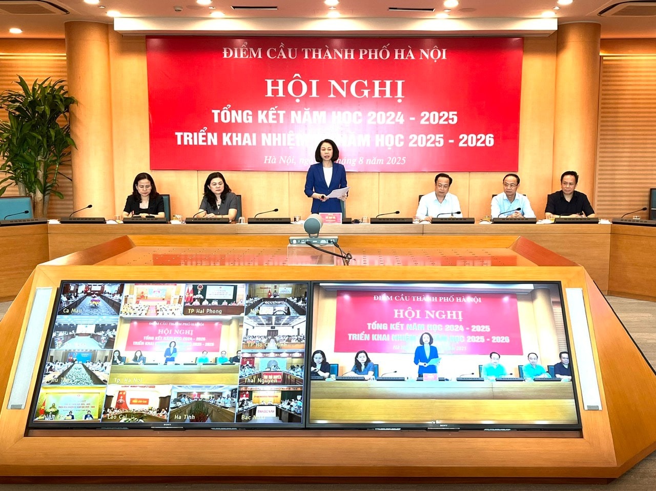 Phó Chủ tịch UBND thành phố Vũ Thu Hà báo cáo tại điểm cầu Hà Nội. Phó Chủ tịch UBND thành phố Vũ Thu Hà báo cáo tại điểm cầu Hà Nội.
