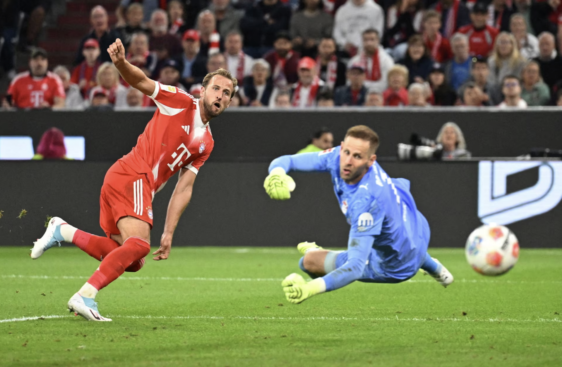 Harry Kane ghi bàn trong trận Bayern thắng Leipzig 6-0. Harry Kane ghi bàn trong trận Bayern thắng Leipzig 6-0.