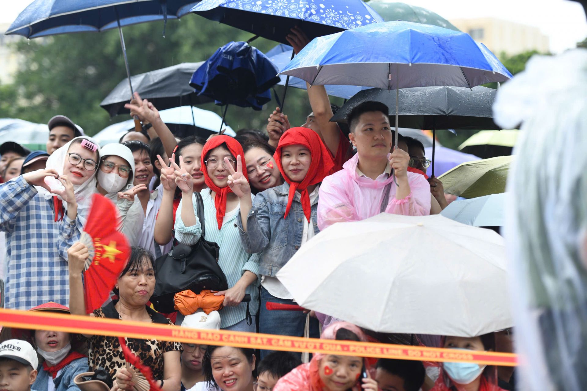 Cơn mưa đầu giờ chiều không làm nản lòng người dân. Cơn mưa đầu giờ chiều không làm nản lòng người dân.