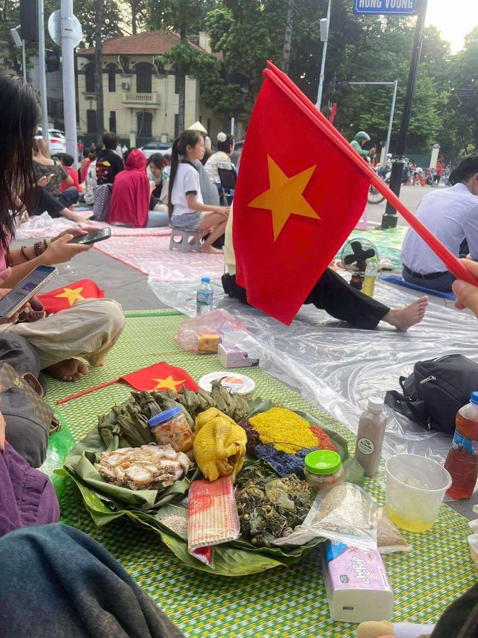 Một số người dân cẩn thận hơn, mang theo đồ ăn để chờ đến tối khi tổng hợp luyện bắt đầu. Một số người dân cẩn thận hơn, mang theo đồ ăn để chờ đến tối khi tổng hợp luyện bắt đầu.
