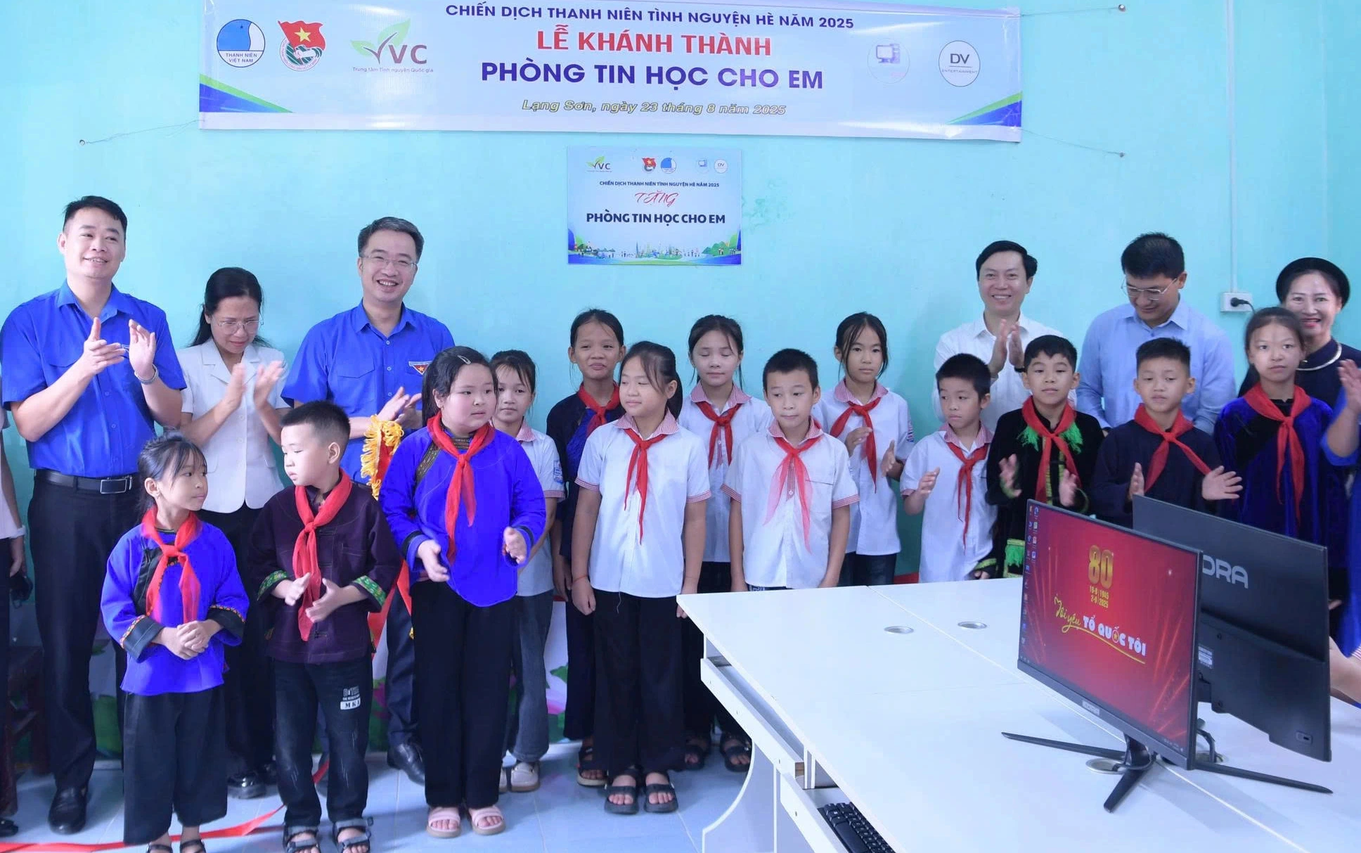 Anh Nguyễn Tường Lâm:Chiến dịch Kỳ nghỉ hồng góp phần xây dựng hình ảnh cán bộ trẻ - Ảnh 1.
Anh Nguyễn Tường Lâm cùng các đại biểu khánh thành Phòng tin học cho em ở Trường tiểu học Hồng Phong, xã Đồng Đăng Anh Nguyễn Tường Lâm:Chiến dịch Kỳ nghỉ hồng góp phần xây dựng hình ảnh cán bộ trẻ - Ảnh 1.
Anh Nguyễn Tường Lâm cùng các đại biểu khánh thành Phòng tin học cho em ở Trường tiểu học Hồng Phong, xã Đồng Đăng