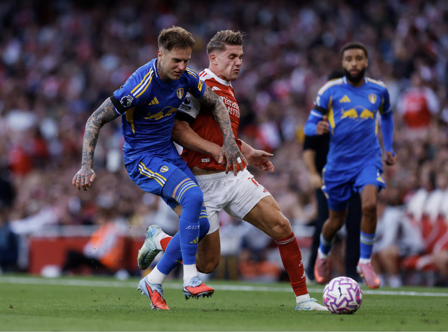 Viktor Gyokeres của Arsenal trong một tình huống tranh chấp bóng. Viktor Gyokeres của Arsenal trong một tình huống tranh chấp bóng.