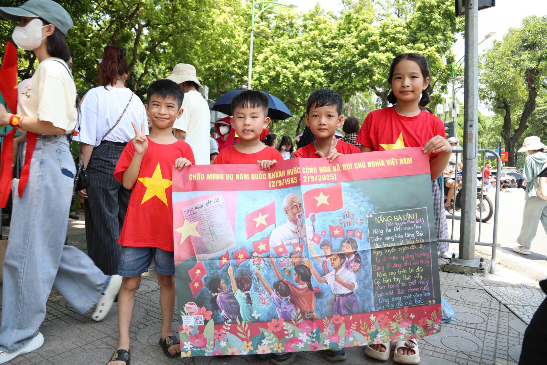 Các em thiếu nhi cầm trên tay phụ bản đặc biệt của Báo Thiếu niên Tiền phong và Nhi đồng chờ đón tổng hợp luyện diễu binh, diễu hành. Các em thiếu nhi cầm trên tay phụ bản đặc biệt của Báo Thiếu niên Tiền phong và Nhi đồng chờ đón tổng hợp luyện diễu binh, diễu hành.