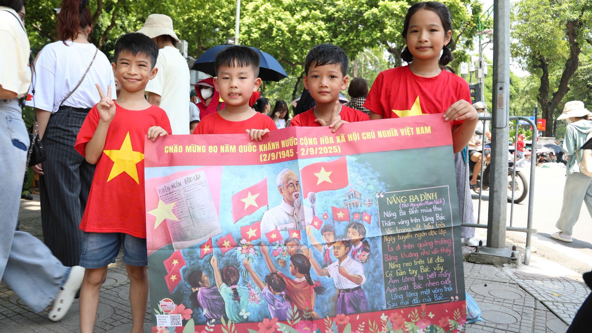 Người dân đội mưa chờ xem tổng hợp luyện diễu binh, diễu hành