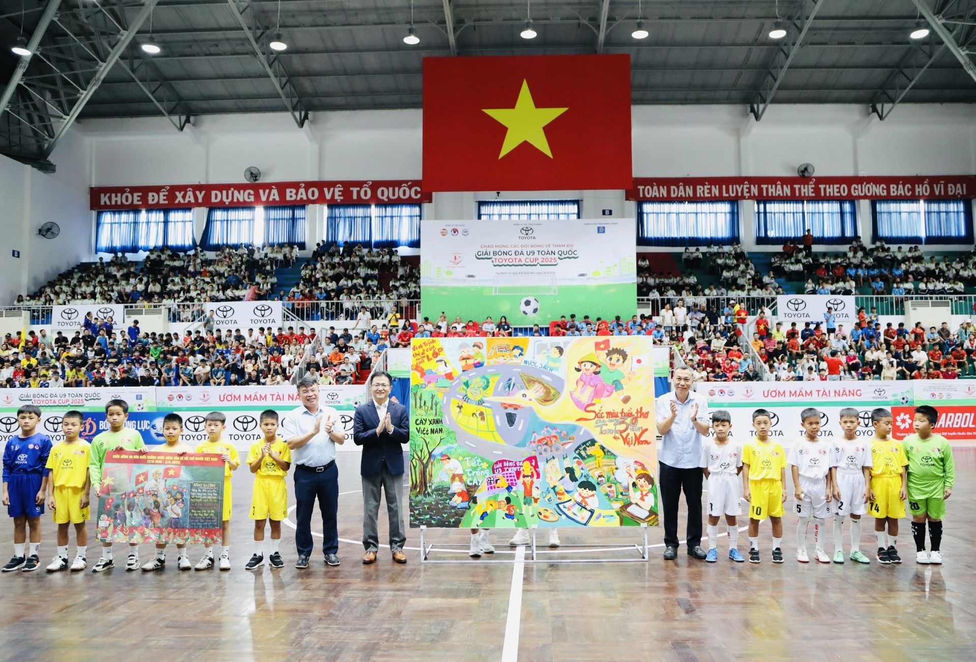 Nhà báo Nguyễn Phan Khuê - Tổng Biên tập Báo Thiếu niên Tiền phong và Nhi đồng, Trưởng Ban tổ chức Giải, ông Trần Quốc Tuấn - Chủ tịch Liên đoàn Bóng đá Việt Nam, các cầu thủ U9 đại diện cho thiếu nhi Việt Nam gửi tặng phụ bản khổ lớn chào mừng kỉ niệm 80 năm Quốc khánh 2/9 và bức tranh khổ lớn do các em học sinh Hà Nội vẽ, tới ông Nishikawa kei - Trưởng Khối hành chính của Toyota Việt Nam.