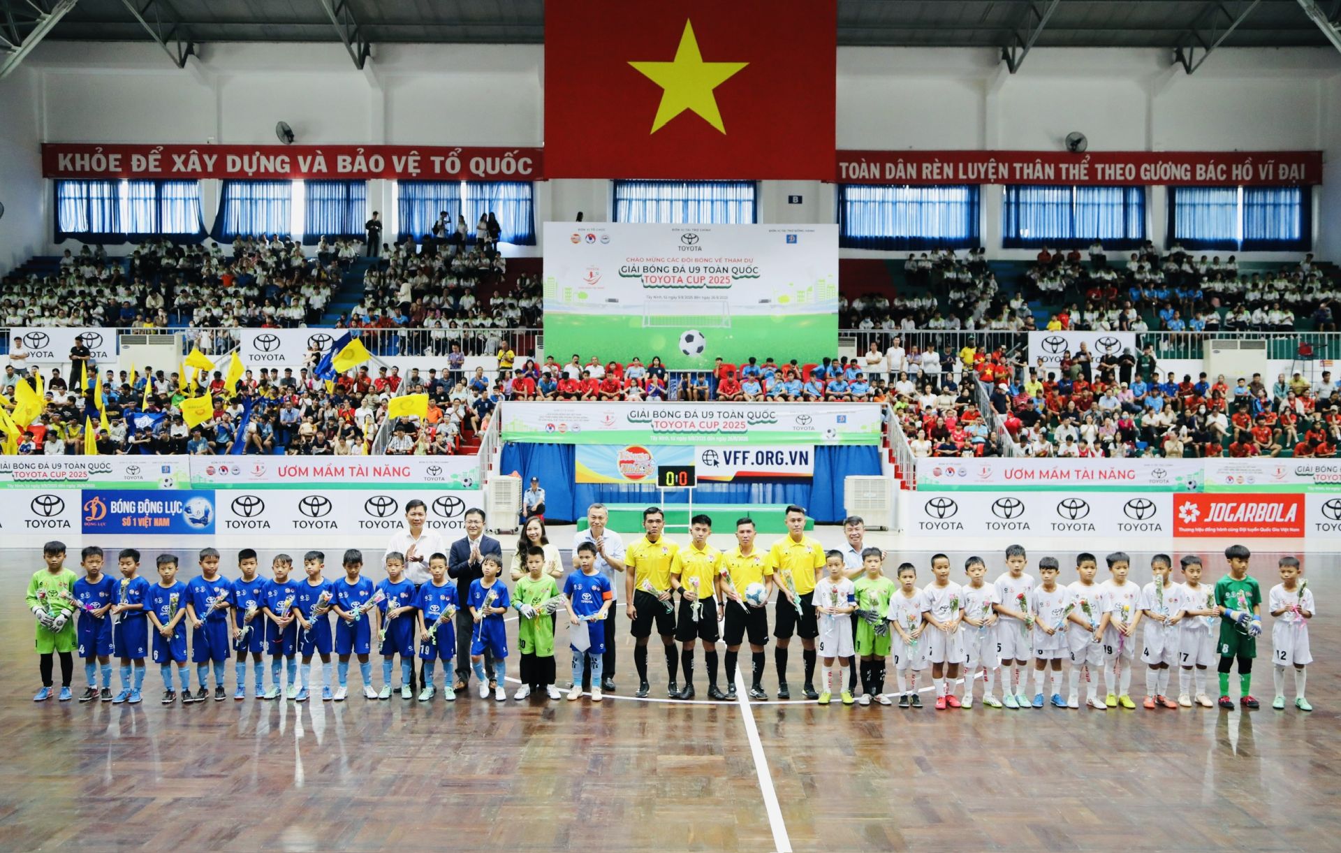 an tổ chức Giải bóng đá U9 toàn quốc Toyota Cup 2025 trao hoa cho cầu thủ U9 Việt Hùng Thanh Hóa và U9 Văn Tâm Đồng Nai trước trận chung kết.