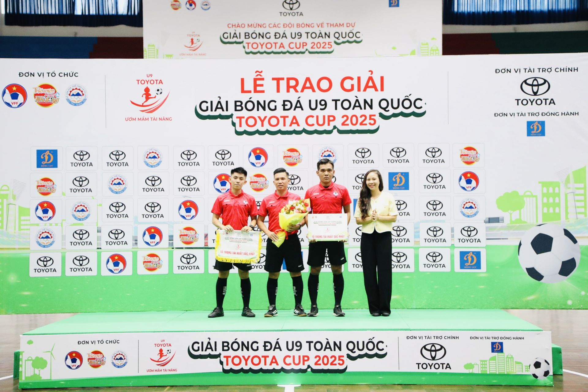 Tổ trọng tài xuất sắc: Nguyễn Thành Phương, Huỳnh Hoàng Hưng, Đoàn Thanh Việt Linh.