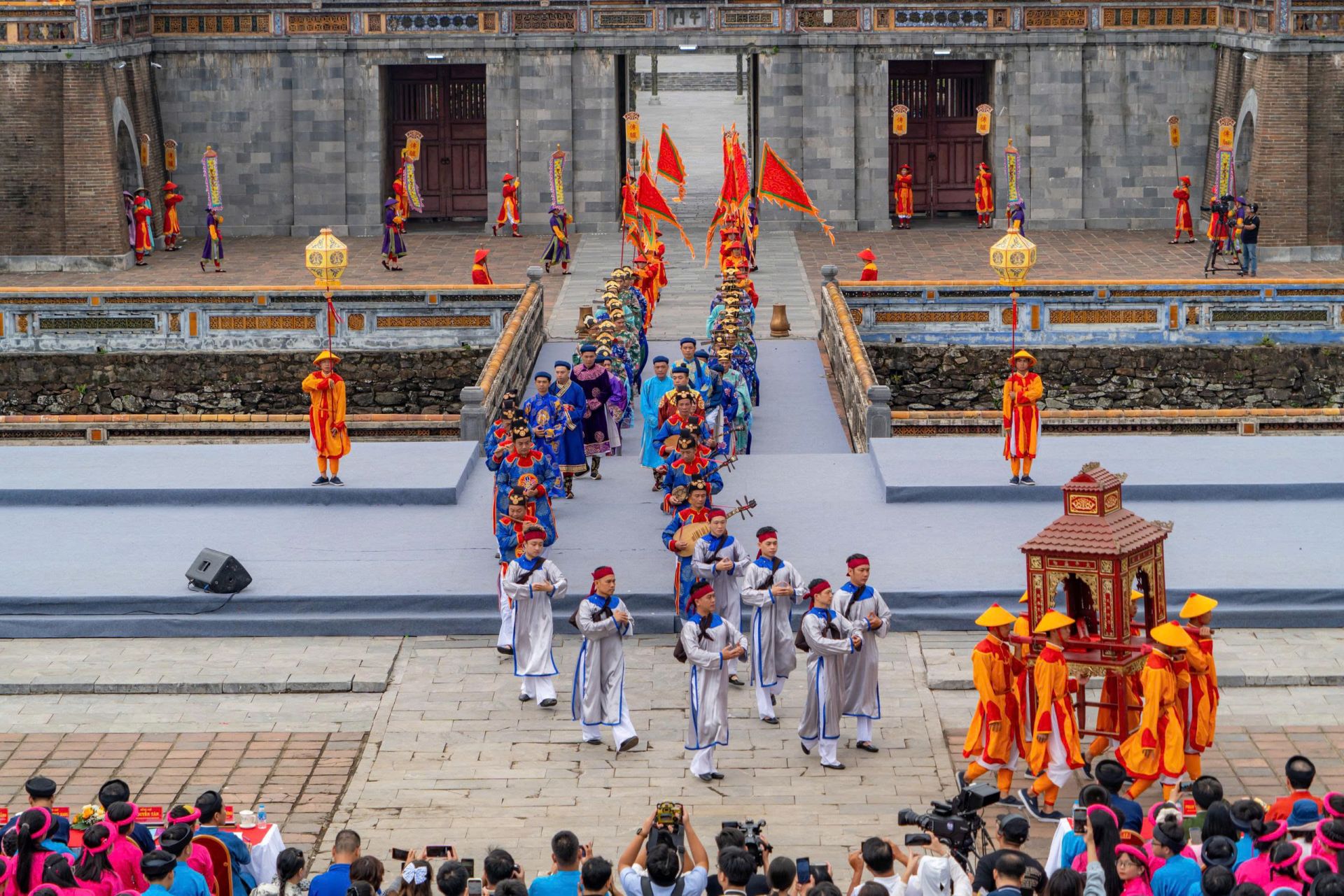 Lễ Truyền lô có ý nghĩa đặc biệt quan trọng, sau mỗi kì thi Đình, bộ Lễ chọn ngày tốt dâng tấu lên nhà vua cho tổ chức Lễ Truyền lô được cử hành tại Điện Thái Hoà hay Ngọ Môn. Lễ Truyền lô có ý nghĩa đặc biệt quan trọng, sau mỗi kì thi Đình, bộ Lễ chọn ngày tốt dâng tấu lên nhà vua cho tổ chức Lễ Truyền lô được cử hành tại Điện Thái Hoà hay Ngọ Môn.