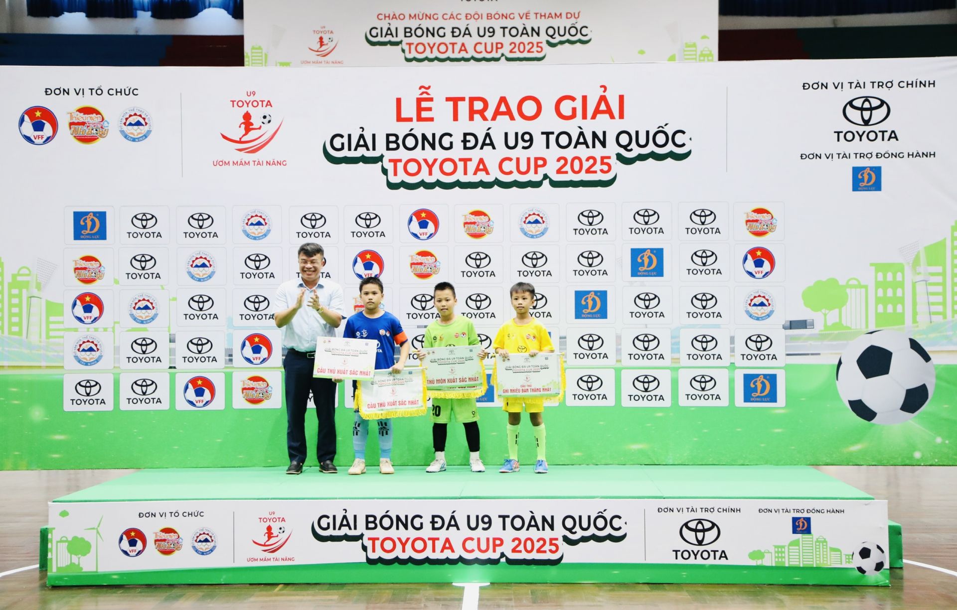Nhà báo Nguyễn Phan Khuê - Tổng Biên tập Báo Thiếu niên Tiền phong và Nhi đồng, Trưởng Ban tổ chức Giải trao giải: Cầu thủ ghi nhiều bàn thắng nhất: Cao Đăng Khôi (U9 Thuận An Bình Dương, 12 bàn). Cầu thủ xuất sắc nhất: Hà Sơn Bình (U9 Việt Hùng Thanh Hóa). Thủ môn xuất sắc nhất: Lê Văn Dũng (Số 20 - U 20 Thanh Hóa).