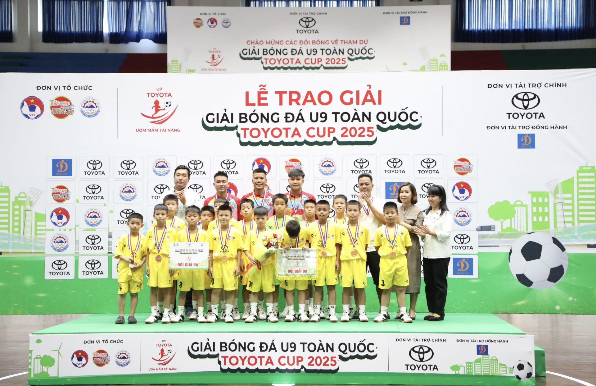 Đồng hạng Ba: U9 CLB Hà Nội và U9 Sông Lam Nghệ An.
