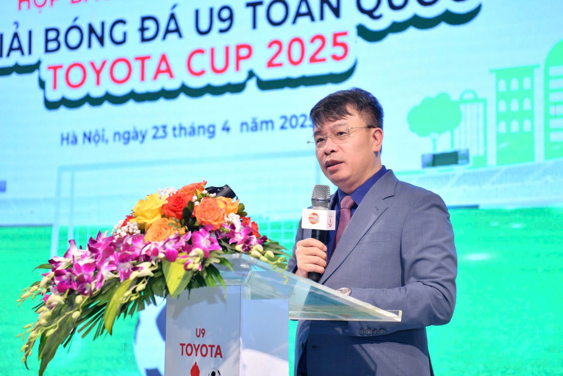 Nhà văn, Nhà báo Nguyễn Phan Khuê phát biểu tại Lễ công bố Giải bóng đá U9 toàn quốc - Toyota Cup 2025.