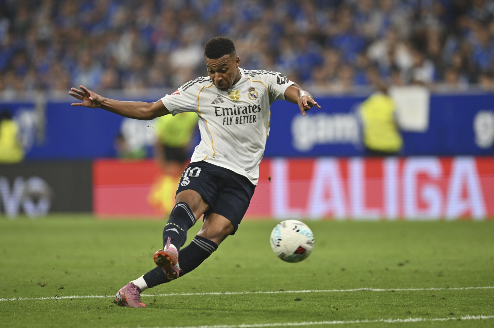 Mbappe ghi bàn thắng thứ 2 trong trận Real thắng Oviedo. Mbappe ghi bàn thắng thứ 2 trong trận Real thắng Oviedo.