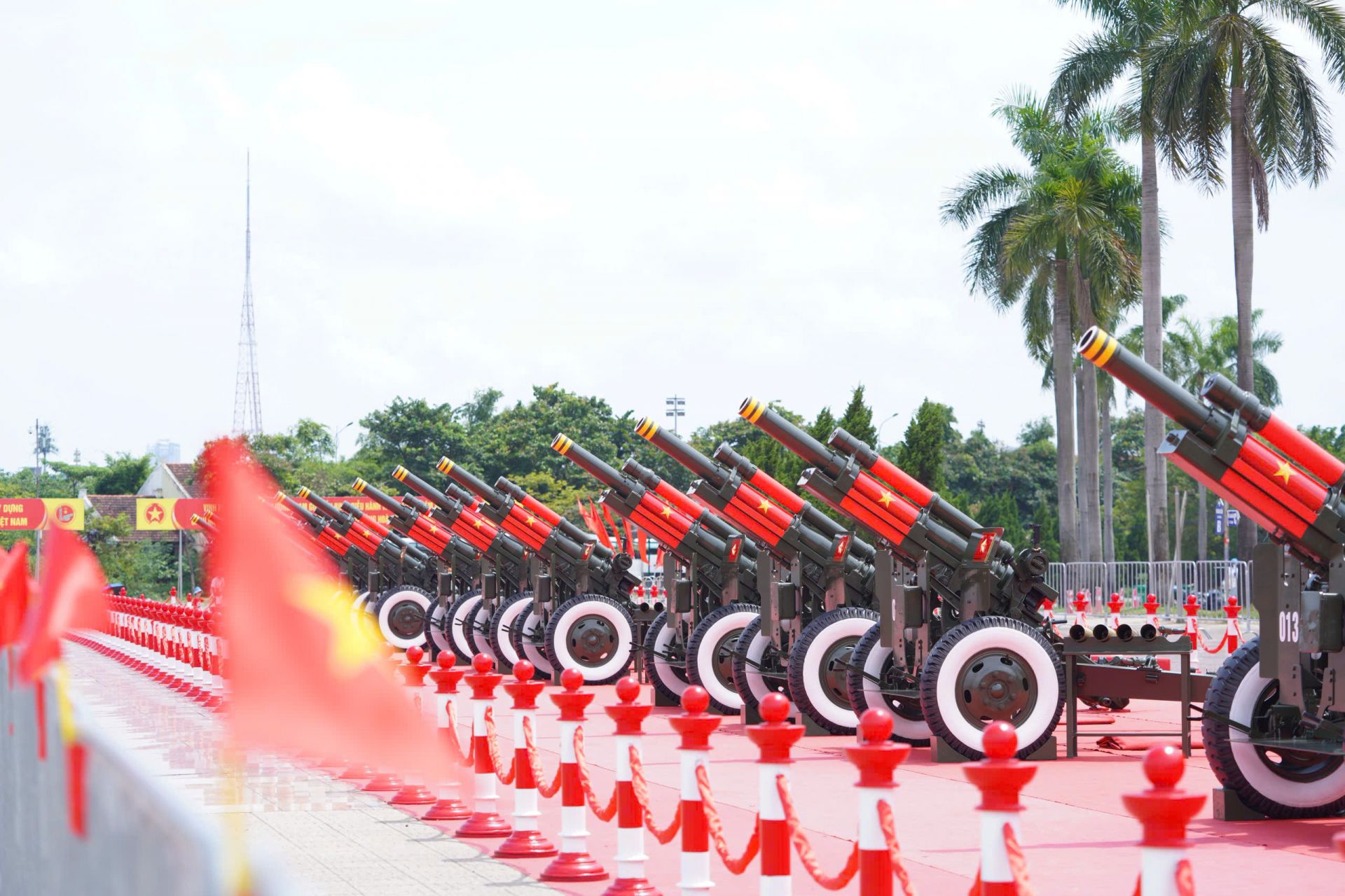 Lữ đoàn Pháo binh 45 (Bộ Tư lệnh Pháo binh - Tên lửa) thực hiện nghi thức bắn pháo lễ tại sân vận động Mỹ Đình. Gần 60 cán bộ, chiến sĩ với 15 khẩu pháo 105mm đã bắn 63 liều mồi trên nền Quốc thiều Việt Nam, chuẩn bị cho màn pháo lễ chính thức bằng đạn pháo 105mm trong ngày Quốc khánh 2/9.