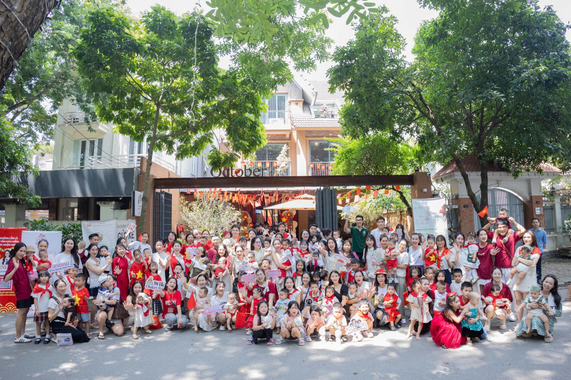 Hơn 200 gia đình khoác áo đỏ sao vàng trong ngày hội gia đình tại Hà Nội