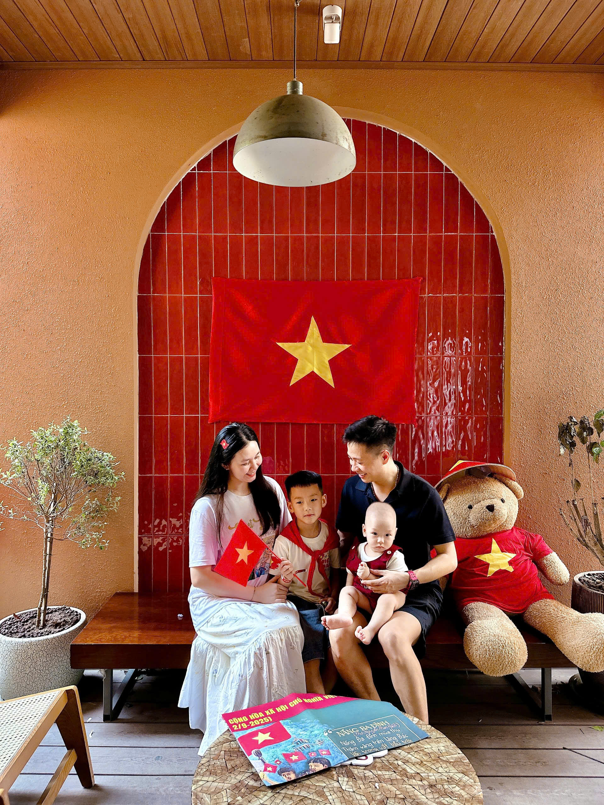 Hoạt động mang ý nghĩa bồi dưỡng tình yêu nước ngay từ trải nghiệm tuổi thơ. Hoạt động mang ý nghĩa bồi dưỡng tình yêu nước ngay từ trải nghiệm tuổi thơ.