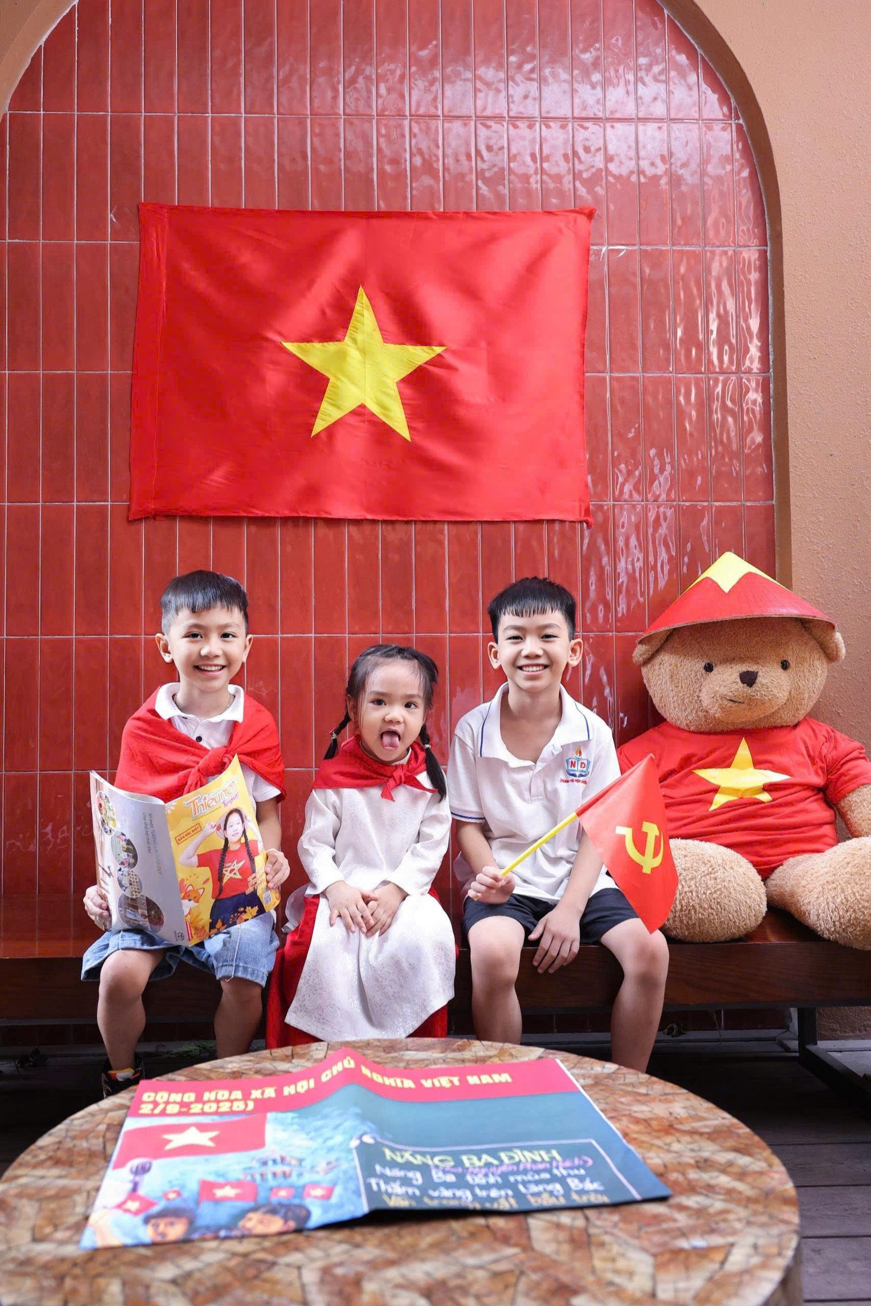 Các bạn nhỏ thích thú chụp hình cùng Ấn phẩm Thiếu niên Tiền phong Chủ nhật đặc biệt kỷ niệm 80 năm Quốc khánh nước CHXHCN Việt Nam. Các bạn nhỏ thích thú chụp hình cùng Ấn phẩm Thiếu niên Tiền phong Chủ nhật đặc biệt kỷ niệm 80 năm Quốc khánh nước CHXHCN Việt Nam.