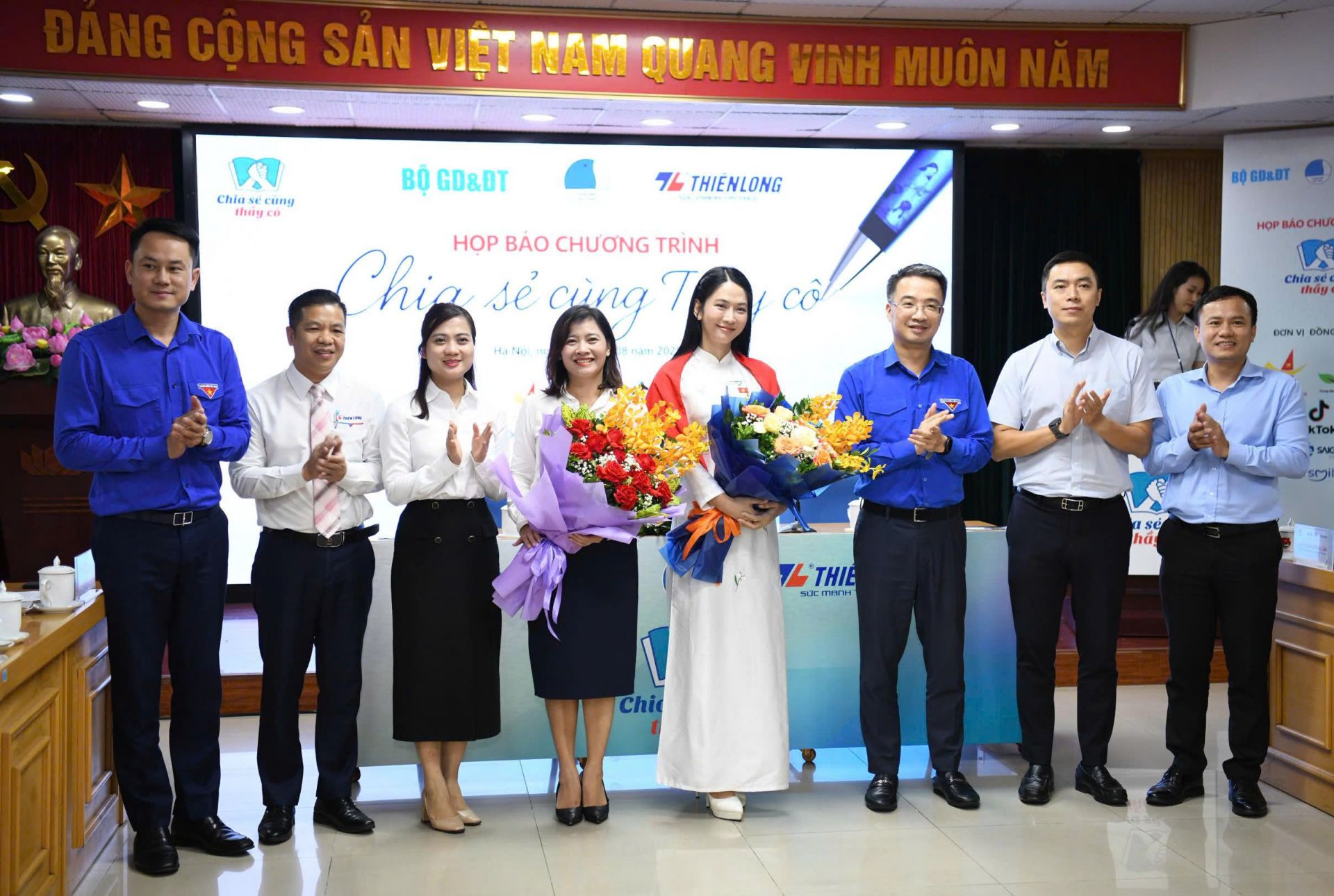 Ban tổ chức tặng hoa những người lan tỏa câu chuyện đẹp của chương trình. Ban tổ chức tặng hoa những người lan tỏa câu chuyện đẹp của chương trình.