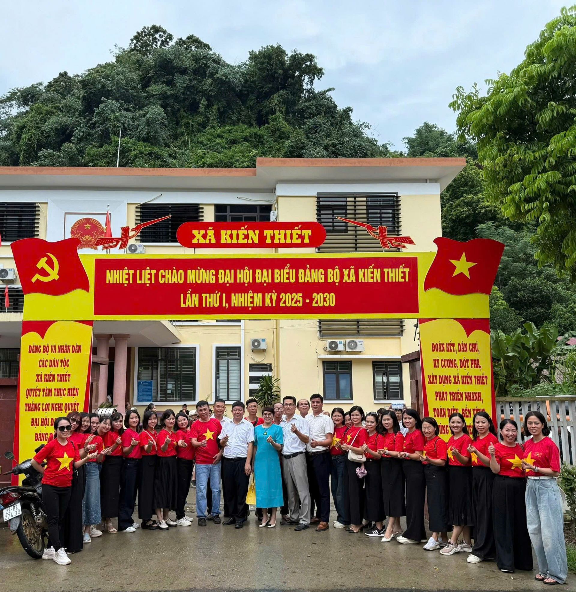 Đoàn đến với Kiến Thiết, một trong những xã vùng cao của tỉnh Tuyên Quang. Đoàn đến với Kiến Thiết, một trong những xã vùng cao của tỉnh Tuyên Quang.