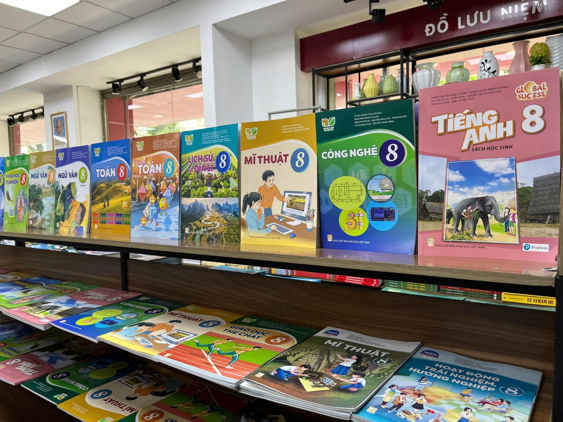 Tới đây, học sinh toàn quốc sẽ học chung 1 bộ SGK. Tới đây, học sinh toàn quốc sẽ học chung 1 bộ SGK.