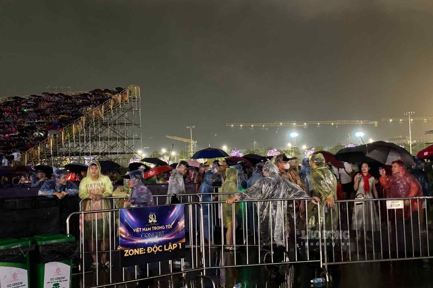 Không ngại trời mưa lớn, khán giả đến ủng hộ chương trình hòa nhạc Không ngại trời mưa lớn, khán giả đến ủng hộ chương trình hòa nhạc
