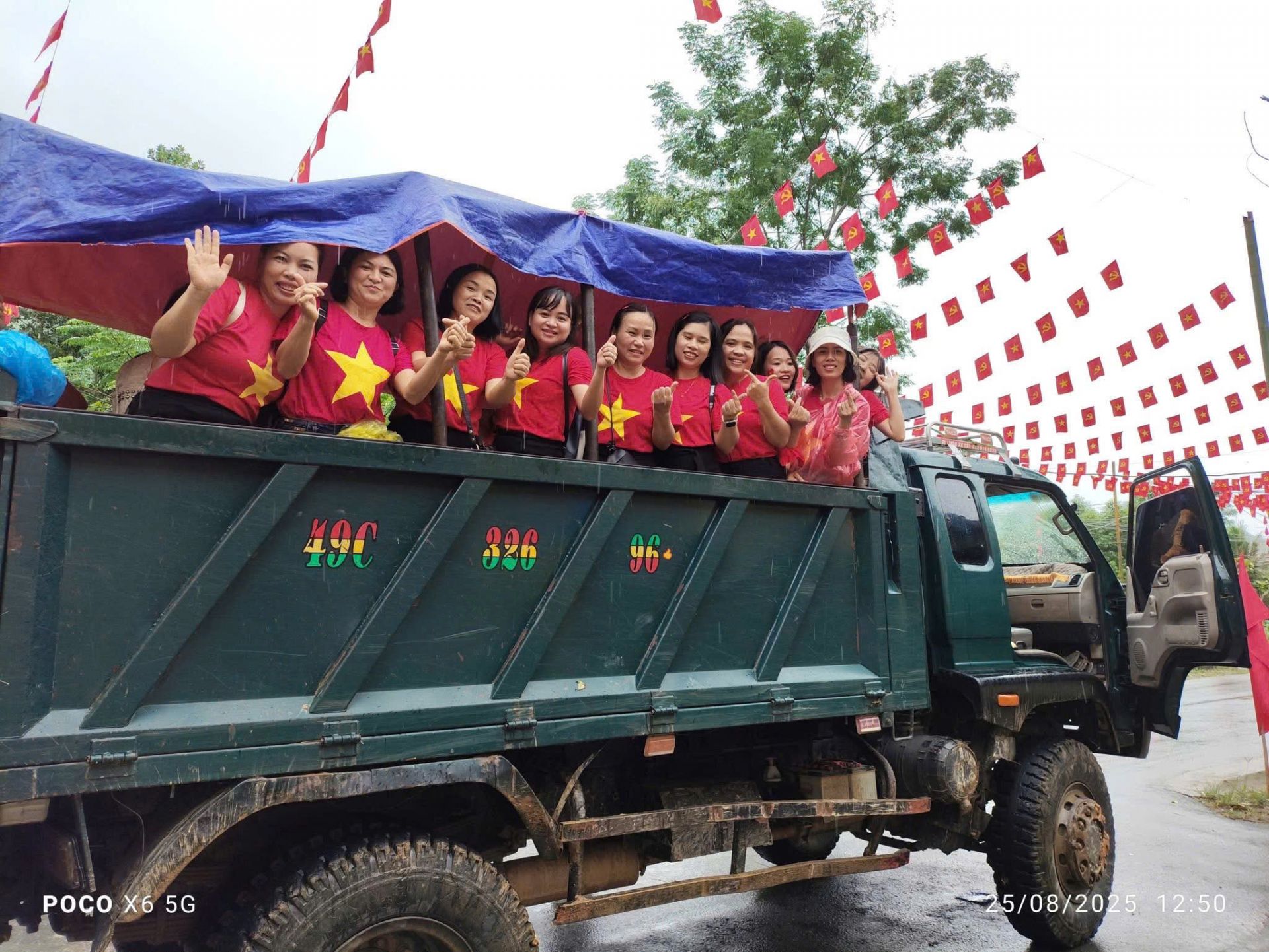 Hành trình đến với ngôi trường vùng cao của giáo viên và học sinh trường Phúc Diễn. Hành trình đến với ngôi trường vùng cao của giáo viên và học sinh trường Phúc Diễn.