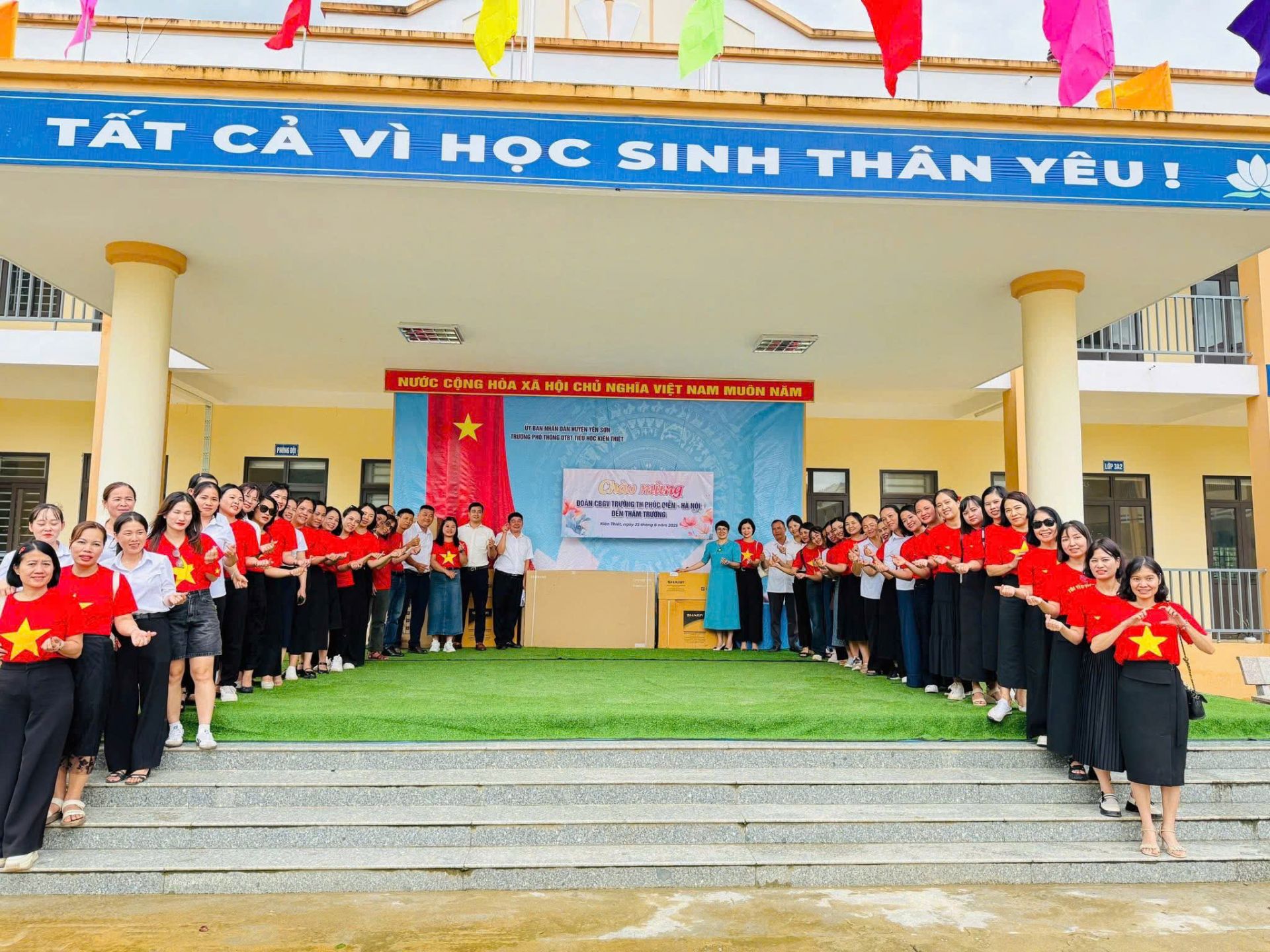 Những phần quà mang theo yêu thương được trao đến trường PTDT bán trú Tiểu học Kiến Thiết. Những phần quà mang theo yêu thương được trao đến trường PTDT bán trú Tiểu học Kiến Thiết.