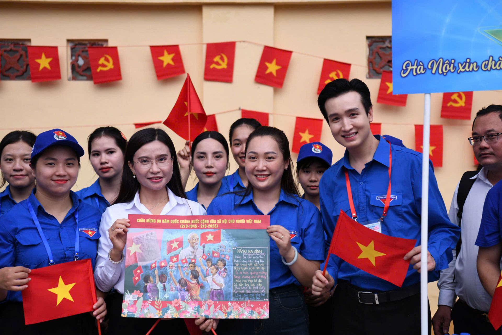 Chị Nguyễn Phạm Duy Trang cùng các anh, chị đoàn viên, thanh niên chụp ảnh lưu niệm bên phụ bản đặc biệt của Báo Thiếu niên Tiền phong và Nhi đồng.